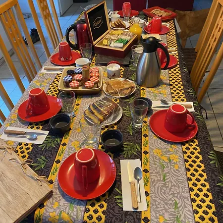 L'escapade De Jos , Et Table D'hôte Alojamento de Acomodação e Pequeno-almoço Pont-de-Salars